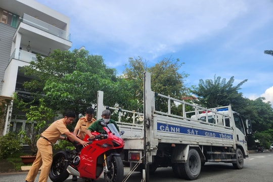 CSGT xử phạt nữ người mẫu sau clip thả 2 tay lái môtô