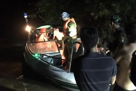 Gia Lai: Bí thư Huyện ủy cùng các cán bộ vượt lũ đưa sản phụ đi sinh