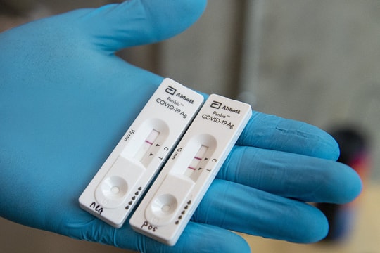 Lừa bán kit test Covid-19, chiếm hàng trăm triệu đồng “nướng” vào sàn tiền ảo