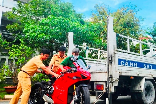 Công an TPHCM ​thông tin thêm về nữ người mẫu điều khiển xe mô tô vi phạm giao thông
