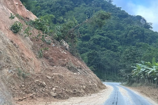 Vẫn còn nhiều điểm sạt lở đất, đá chưa được di dời khỏi lòng đường