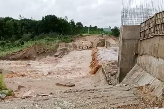 Xác định nguyên nhân vỡ bê tông thi công đập tràn Thủy điện