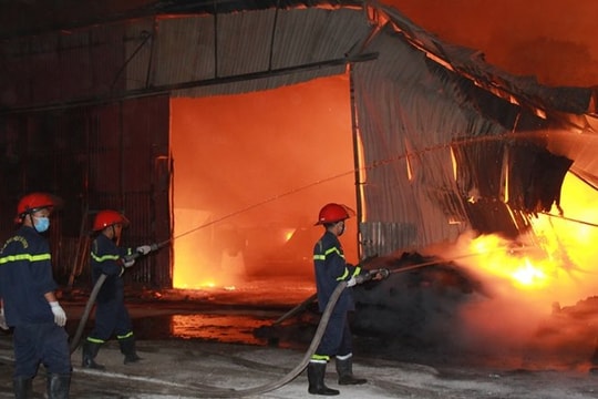 Bắc Giang: Cháy xưởng sản xuất viên nén gỗ