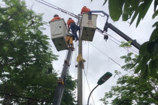Khắc phục sự cố điện do giông sét, cấp điện trở lại cho hơn 20.000 khách hàng