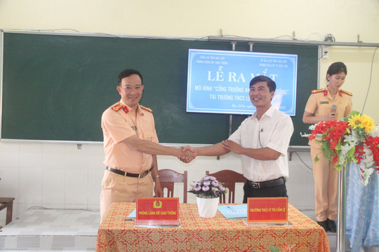 Mô hình "cổng trường an toàn giao thông"