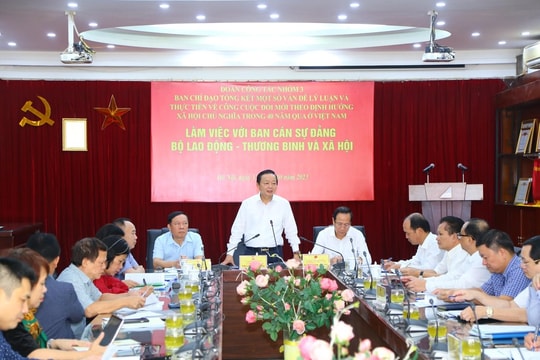 Phát triển kinh tế gắn với vấn đề xã hội