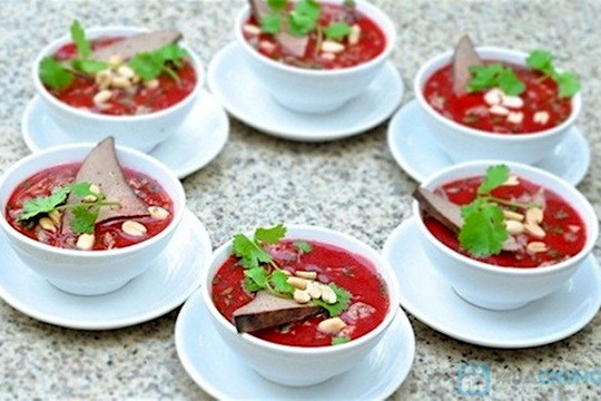 Người phụ nữ tử vong sau khi ăn tiết canh lợn