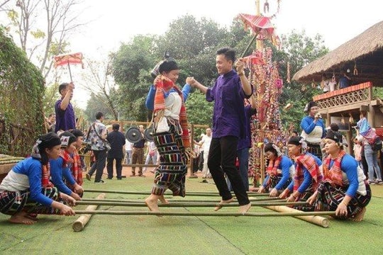 Triển lãm "Sắc màu các dân tộc Việt Nam"
