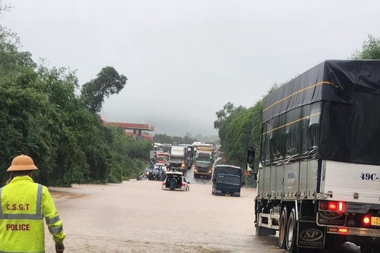 TT-Huế: Nhiều nơi bị ngập sâu, khẩn cấp di dời người dân ra khỏi nơi nguy hiểm