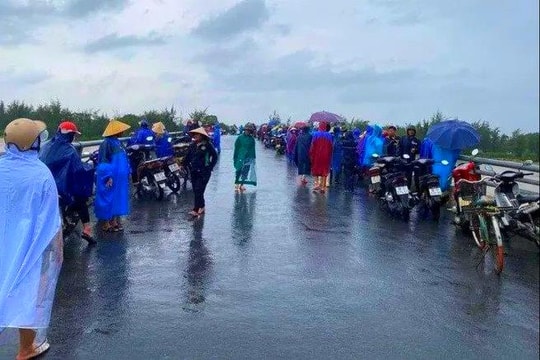 Tìm kiếm nam sinh rơi xuống sông mất tích