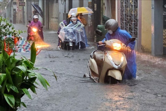 Đà Nẵng mưa lớn phố 'biến' thành sông, người dân tất tả dọn đồ chạy lụt