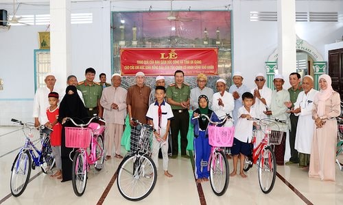 Ban Giám đốc Công an tỉnh An Giang tặng xe đạp cho các em học sinh đồng bào dân tộc Chăm