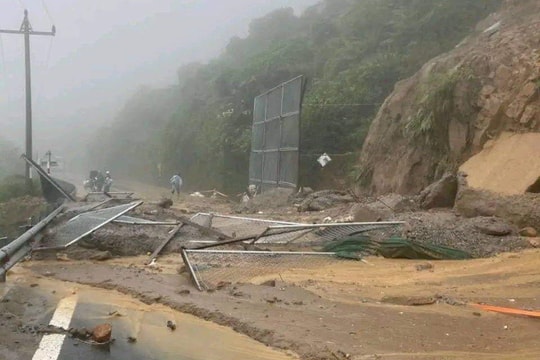 Phong tỏa toàn tuyến đường đèo Hải Vân vì sạt lở