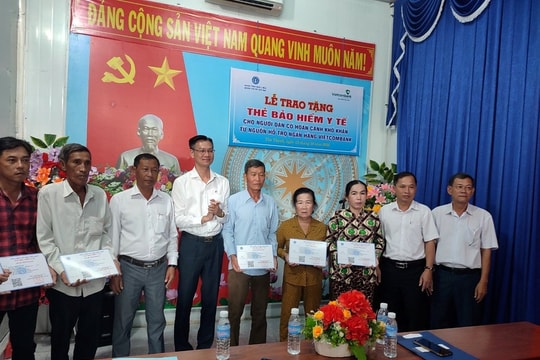 BHXH Bạc Liêu phối hợp với Vietcombank trao 100 thẻ bảo hiểm cho hộ dân có hoàn cảnh khó khăn