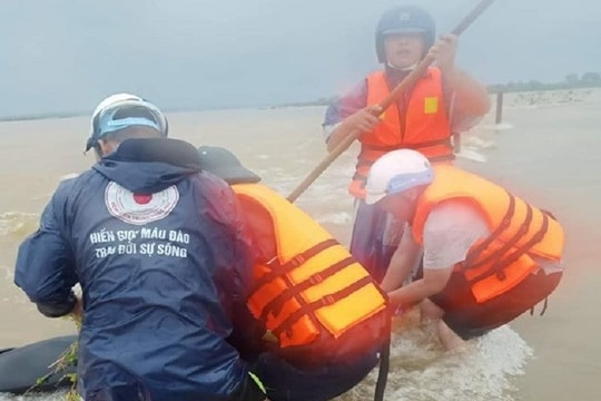Kịp thời cứu hộ hai mẹ con bị nước lũ cuốn trôi