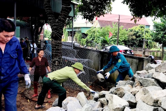 Hà Tĩnh: Bờ sông sạt lở, hàng trăm người chung tay gia cố