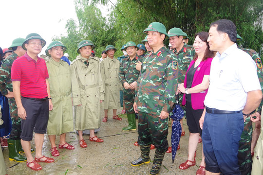 Trung tướng Hà Thọ Bình thăm và tặng quà người dân vùng lũ Thừa Thiên Huế