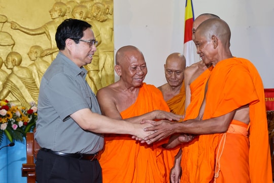 Thủ tướng chúc mừng lễ Sene Dolta của đồng bào Khmer và thăm Mẹ Việt Nam Anh hùng tại tỉnh Trà Vinh
