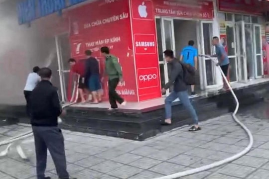 Người dân phá cửa, dập tắt đám cháy tại cửa hàng điện thoại
