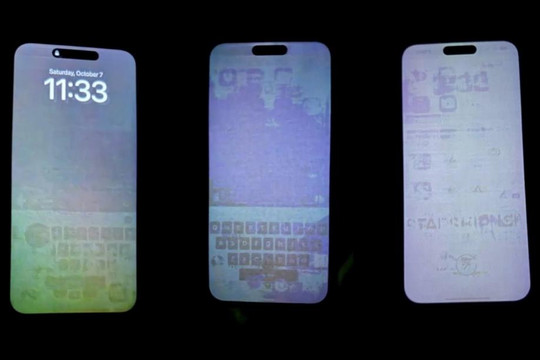 iPhone 15 Pro Max dính lỗi bóng mờ trên màn hình