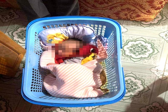Phát hiện cháu bé sơ sinh bị bỏ rơi trước cổng nhà dân