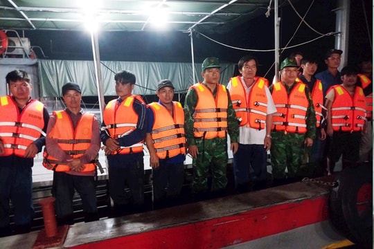 Xuyên đêm cứu hộ 10 ngư dân Quảng Ngãi gặp nạn trên biển