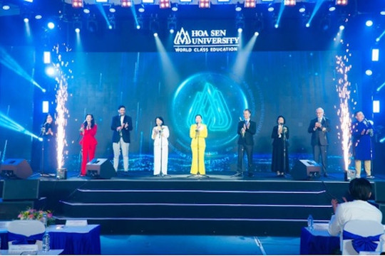 Một trường đại học chào tân sinh viên bằng 9 thứ tiếng