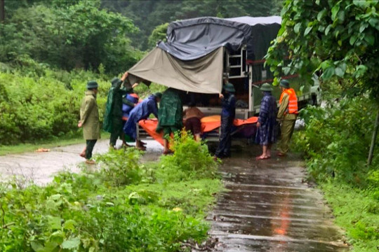 Quảng Bình: Đưa lương thực vào các bản làng biên giới, dự phòng mưa lũ gây chia cắt dài ngày