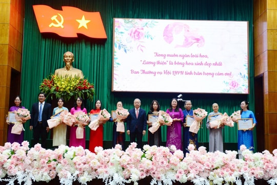 TT-Huế: Tuyên dương 10 phụ nữ tiêu biểu vì cộng đồng