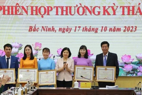 Chủ tịch tỉnh Bắc Ninh tặng bằng khen cho các hội viên nông dân và phụ nữ có thành tích xuất sắc
