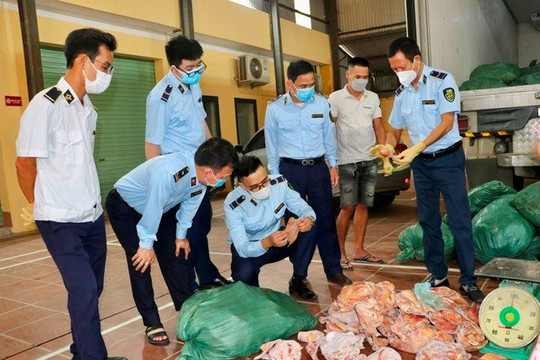 Hai tấn tai lợn bốc mùi hôi thối bị giữ