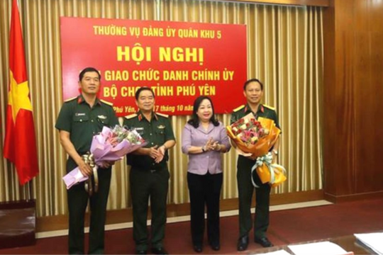 Quân khu 5 bàn giao chức danh Chính ủy Bộ Chỉ huy Quân sự tỉnh Phú Yên