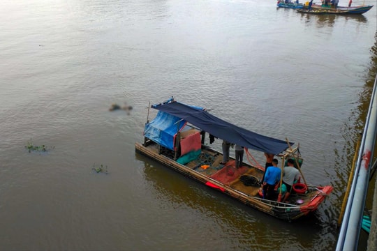 Tìm thấy thi thể nam thanh niên nhảy cầu khi đang nói chuyện với bạn gái