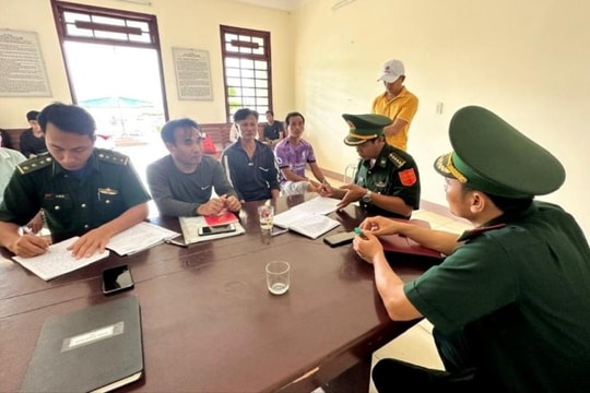 Kịp thời cứu 3 ngư dân bị chìm tàu trên biển