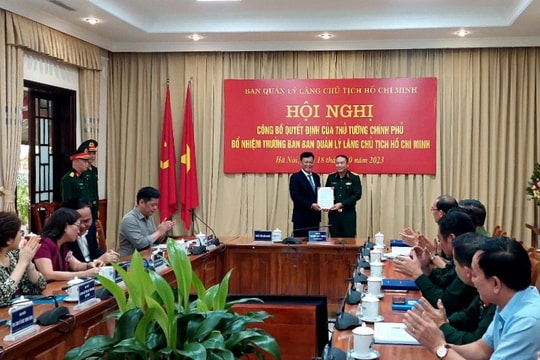 Trao Quyết định của Thủ tướng bổ nhiệm Trưởng Ban Quản lý Lăng Chủ tịch Hồ Chí Minh