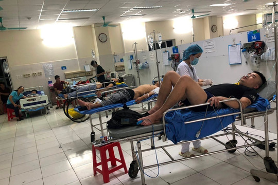 Yêu cầu tạm đình chỉ quán lẩu Chiêm Còi khiến 5 thanh niên nhập viện sau khi ăn lẩu