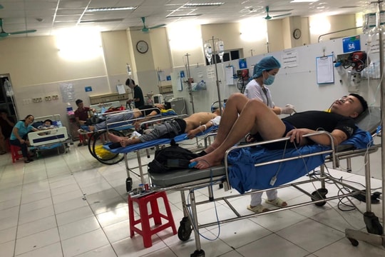 5 thanh niên nhập viện ngay sau khi ăn lẩu vỉa hè