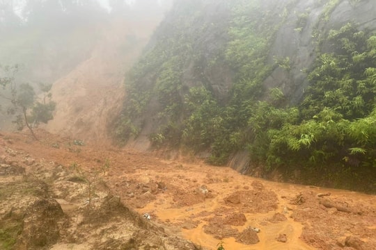 Mưa lớn liên tục làm ngập lụt, sạt lở, học sinh Huế phải nghỉ học