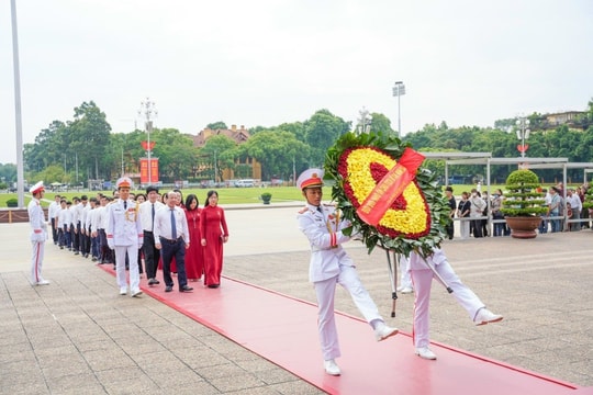 Đoàn cán bộ TAND TP. Hà Nội dâng hương tưởng niệm Chủ tịch Hồ Chí Minh