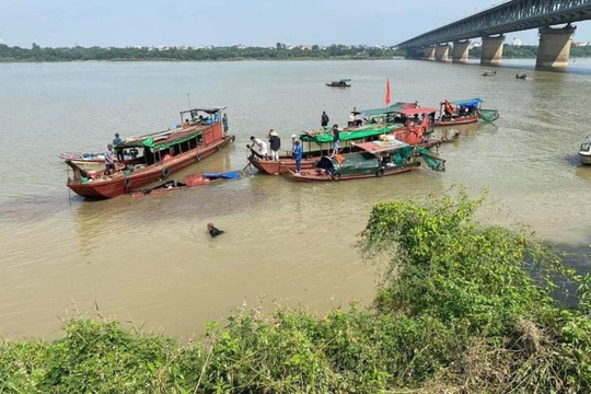 Va chạm xà lan và tàu cá, 1 người tử vong