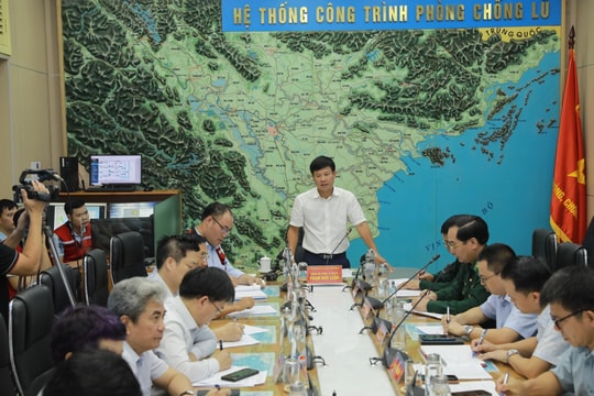 Chưa có kịch bản bão số 5 vào đất liền, tích cực tìm kiếm 13 ngư dân mất tích