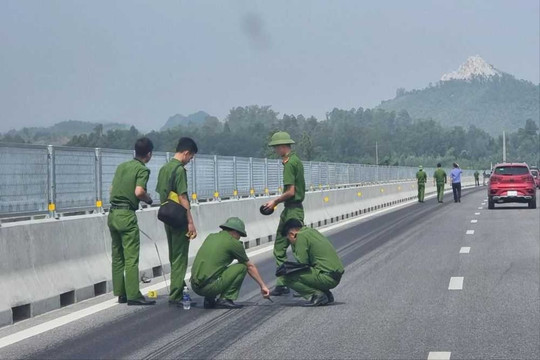 Công an lấy mẫu giám định, làm rõ vụ nghi đổ hóa chất lên mặt đường cao tốc
