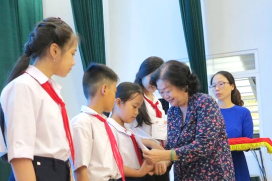 Trao học bổng Vừ A Dính và “Vì Hoàng Sa - Trường Sa thân yêu” đến học sinh đặc biệt khó khăn