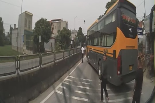 Làm rõ vụ xe khách chèn ép nhau trên đường