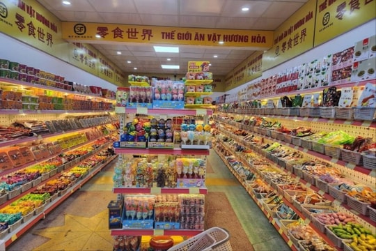 Xử phạt cửa hàng ăn vặt  vì kinh doanh hàng hóa nhập lậu