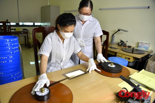 Những người phụ nữ làm công tác bảo quản phim