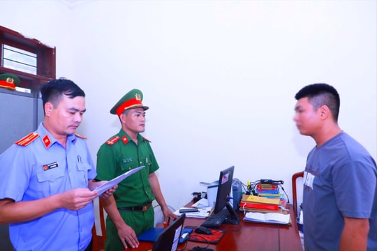 Dùng cốc thủy tinh đánh người nhập viện