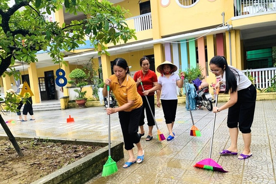 Quảng Điền (TT-Huế): Dọn vệ sinh trường lớp đón học sinh đi học