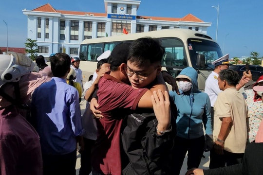 Giây phút đoàn tụ của ngư dân Quảng Nam gặp nạn tại trường Sa