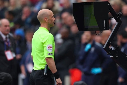 FA có quyết định lịch sử về trọng tài ở Premier League